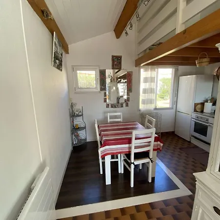 Notre Dame Family Duplex شقة *